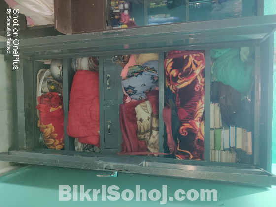 স্টিলের আলমারি